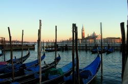 1487641786_venice-postcard-1402504-638x477